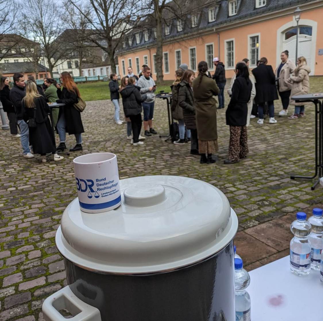 Glühweinumtrunk an der HfR Schwetzingen